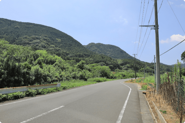 ③Shortly before you arrive, the road turns into a single lane. If there is an oncoming vehicle, it is better to wait a little while.