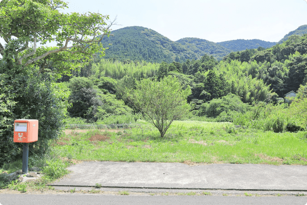 ④郵便ポストのすぐ隣が駐車場になります。大きな車、運転に自信のない方はこちらに停めてください。