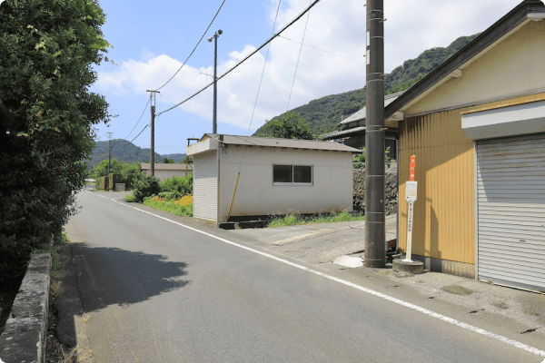 ⑤The 'Ichinose' bus stop is just beyond the red mailbox. Continue along the narrow path next to it. Although it is possible to go up in a small car, it is easier to enter by making a U-turn and turning left from the opposite side.