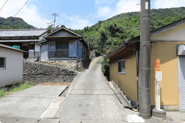 ⑥坂道を登りきった「突き当たり」が天地になります。写真に写っている民家ではありませんので、ご注意ください。