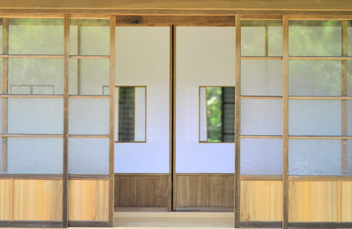 The charm of old folk houses, such as verandas and shoji screens